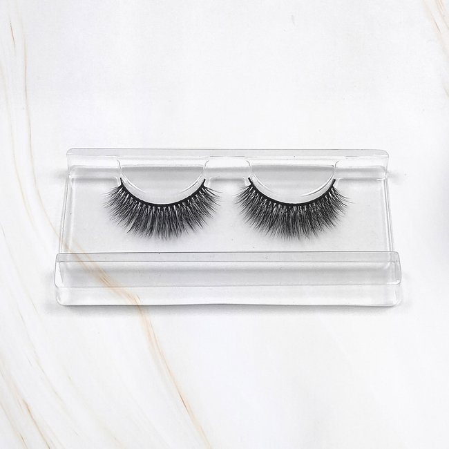 Manifesto x Magda Pieczonka – silk faux lashes on a band