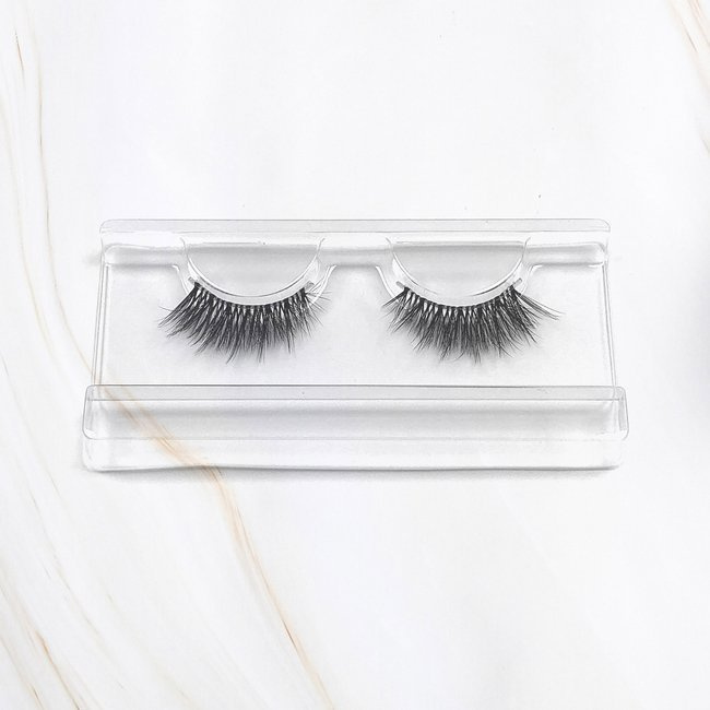 Miracle x Magda Pieczonka – silk faux lashes on a band