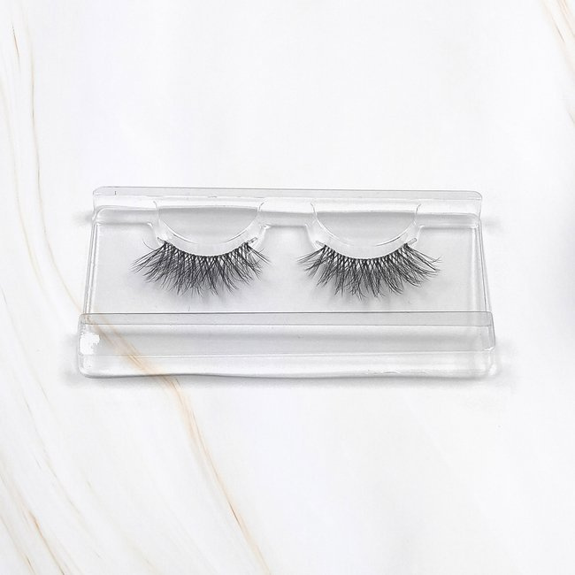 Maximal x Magda Pieczonka – silk faux lashes on a band