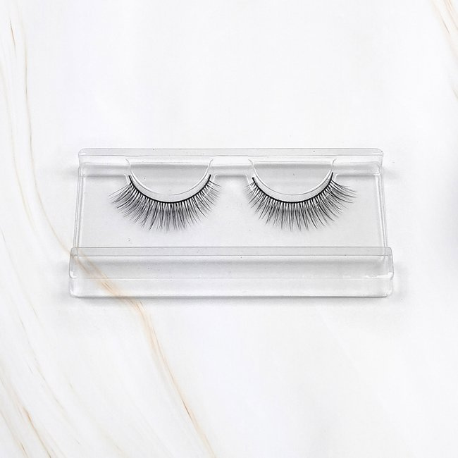 My my x Magda Pieczonka – silk faux lashes on a band